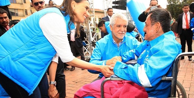 alcalde_con_habitantes_calle_2 alcalde_con_habitantes_calle_2