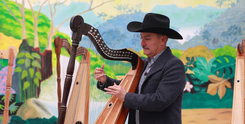#JoropoAlParquePorCapital Hombre tocando el arpa llanera