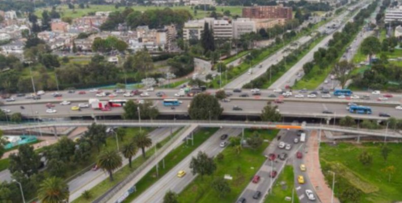 Vista aérea de avenida principal de Bogotá. 