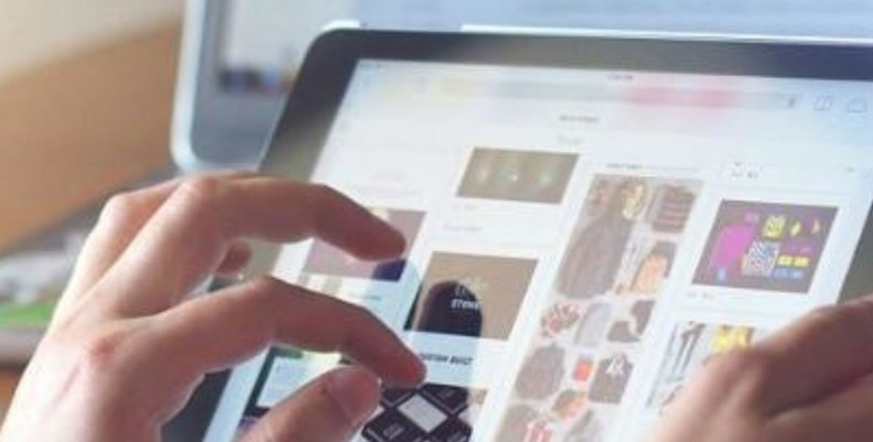 Persona interactuando con una tableta digital