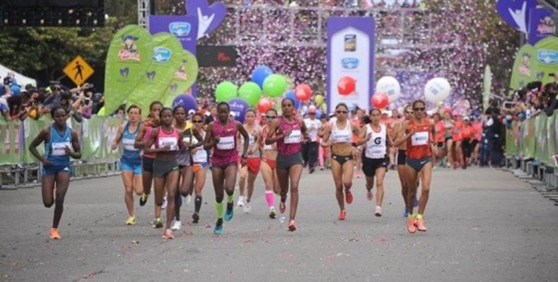 Mujeres deportistas corriendo durante una de las ediciones de la Carrera de la Mujer