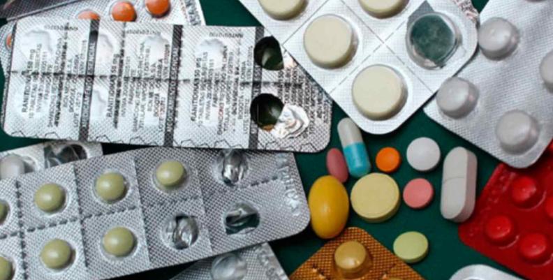 Medicamentos no están agotados en Bogotá Diferentes medicamentos puestos en una superficie