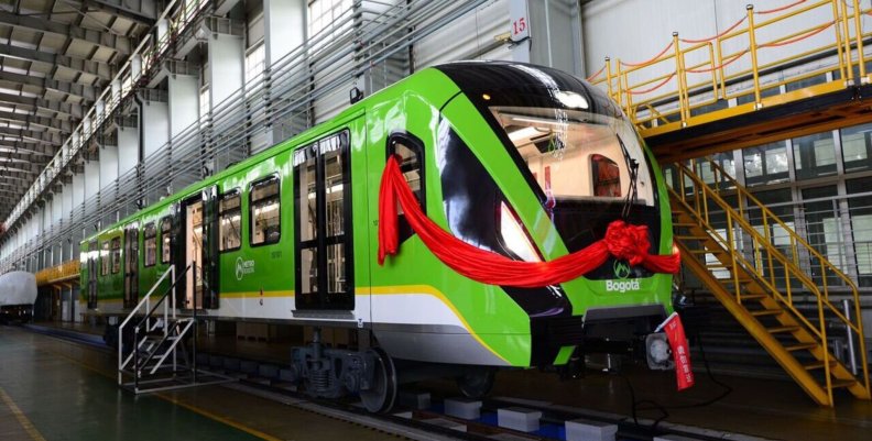 Un vagón verde sobre unos rieles