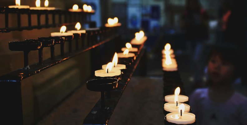 Nuevo papa Un altar lleno de velas encendidas