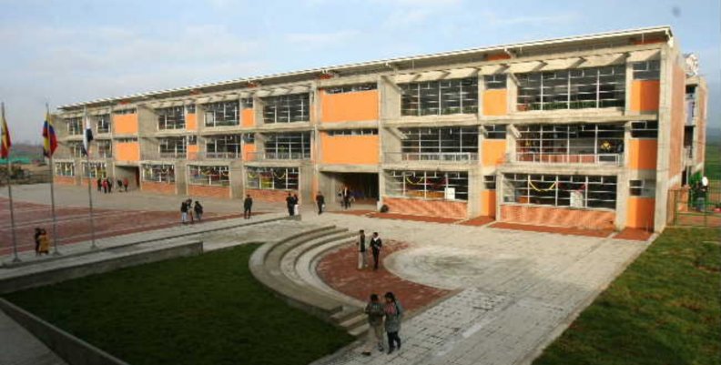 Fachada de colegio color naranja