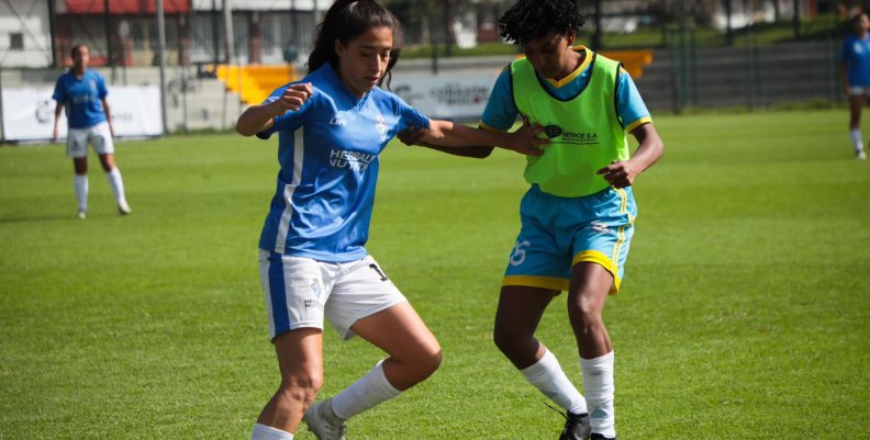 Copa Nottingham Dos mujeres con uniformes de fútbol disputando un balón