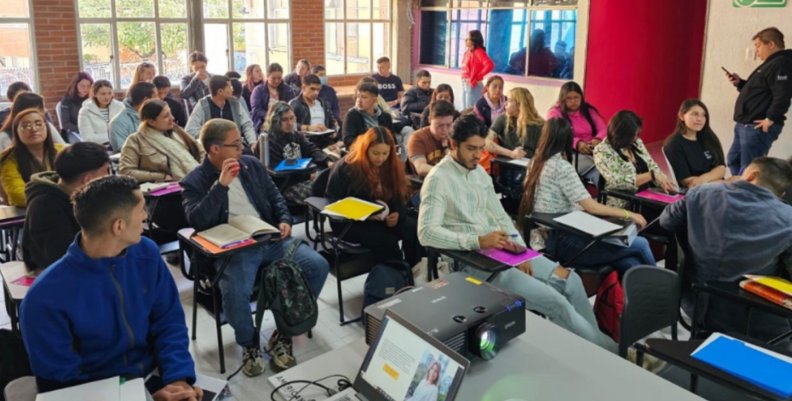 Un salón de clase lleno de estudiantes 