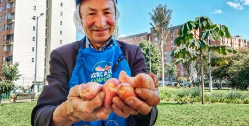 Campesino con verduras en sus manos