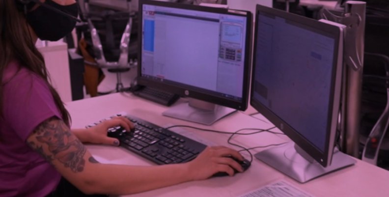 Línea Púrpura Mujer en un escritorio con un computador