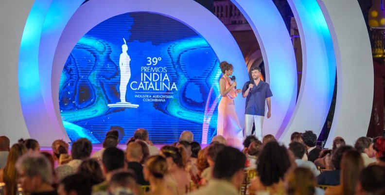 Premios India Catalina Tarima con dos presentadores