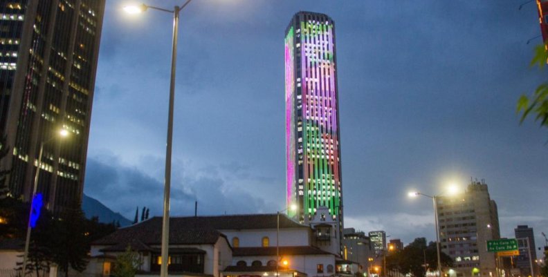 Bogotá Vista de un edificio iluminado de noche