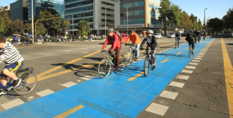 Día Mundial de la Bicicleta Bici usuarios recorriendo una ciclovía en Bogotá