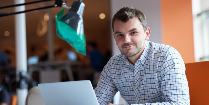 Hombre frente a un computador 