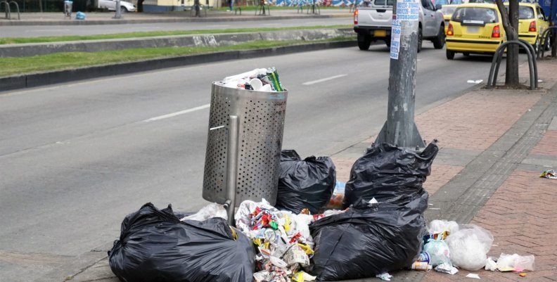 Basuras Bogotá Cesto de basura lleno con basura alrededor