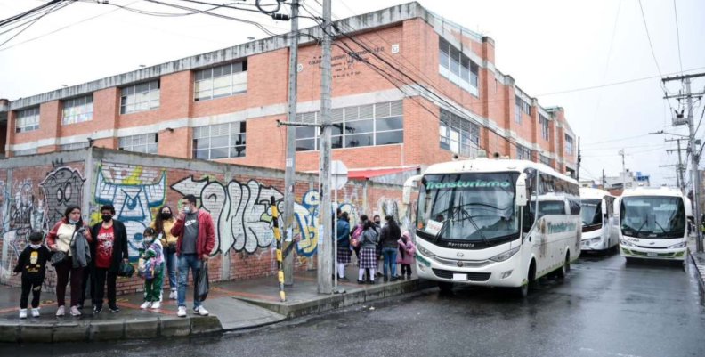 Subsidio de Transporte Escolar en Bogotá Rutas escolares blancas en una acera