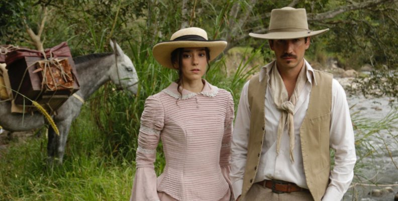 La Vorágine Un hombre y una mujer, vestidos con ropa blanca antigua. Atrás hay un caballo