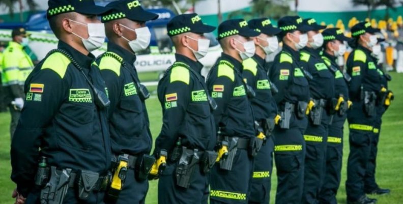 Oficiales de Policía con uniforme azul y verde