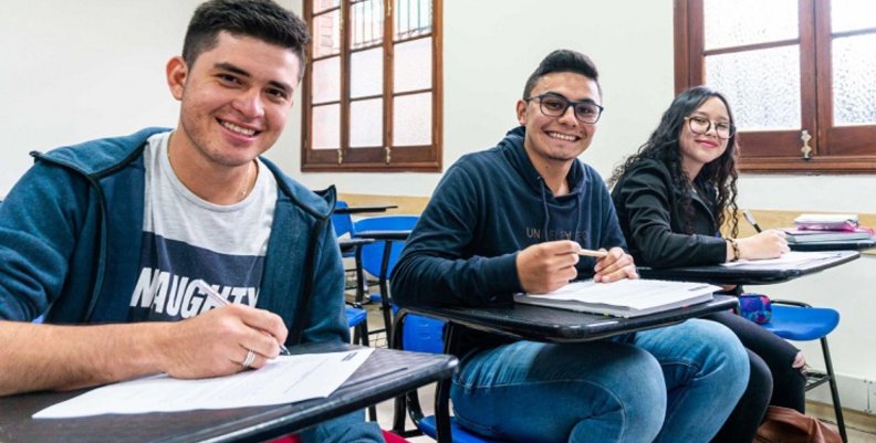 Matrícula gratis en Bogotá Estudiantes en un aula de clases