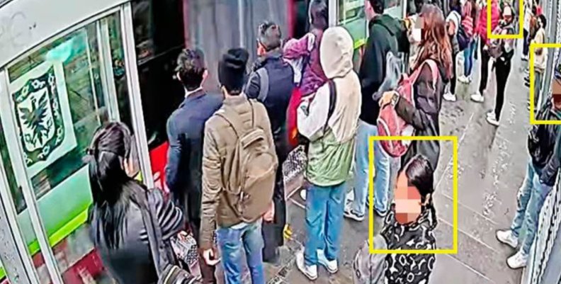 Inseguridad en TransMilenio Imágenes de una cámara de seguridad que detectó ladrones en TransMilenio
