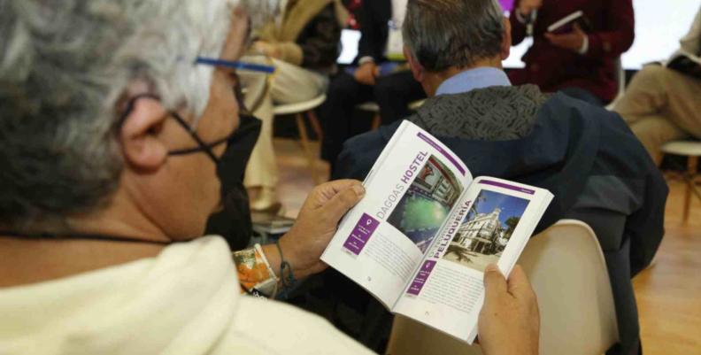 Foto: Instituto Distrital de Turismo Mujer leyendo la nueva guía de turismo