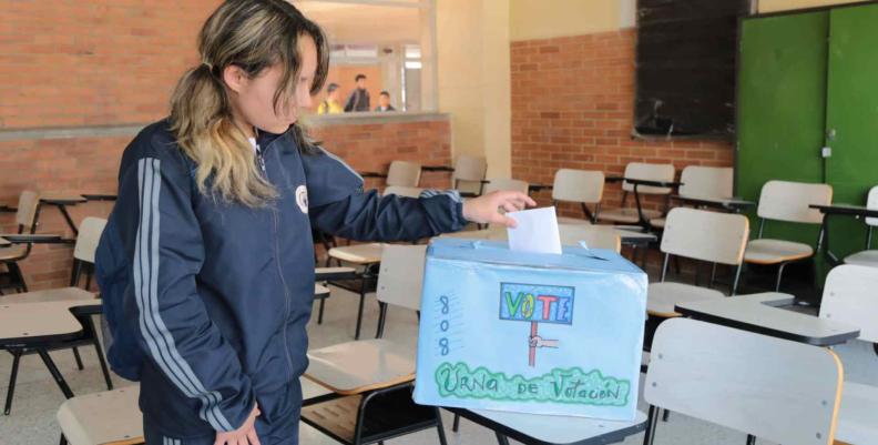 Foto: Secretaría de Educación Joven votando en uno de los colegios oficiales de Bogotá