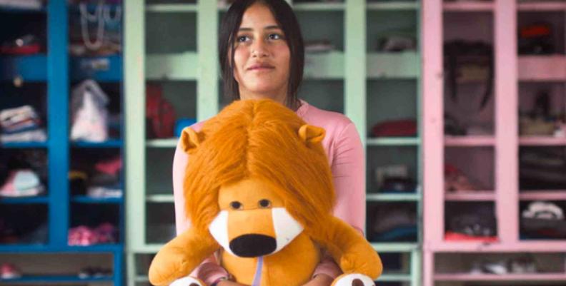 Imagen: Cinemateca de Bogotá Niña abrazando un peluche en forma de león
