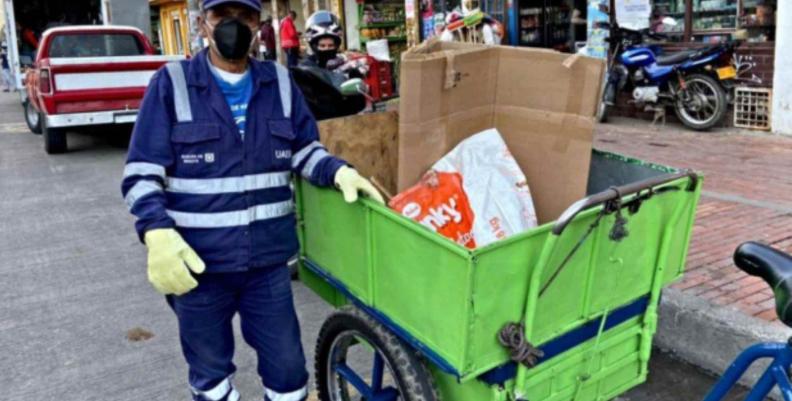 Imagen: Alcaldía de Bogotá Uno de los recicladores de Bogotá junto a una carretilla y material reciclable