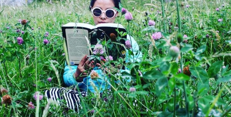 FILBo 2025 Lala Ocampo leyendo en medio de plantas