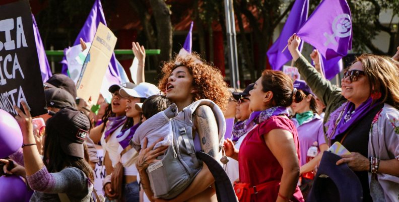 25N Mujeres marchando durante el 25N