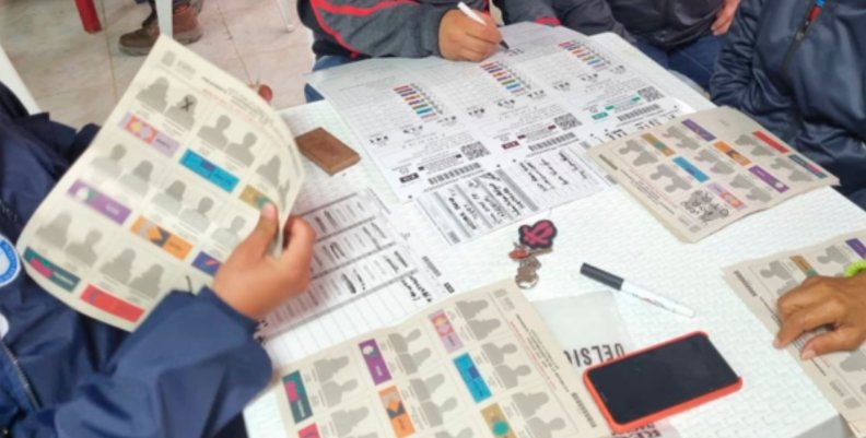 Mesa de Votación Jurados de votación con boletas para una elección.