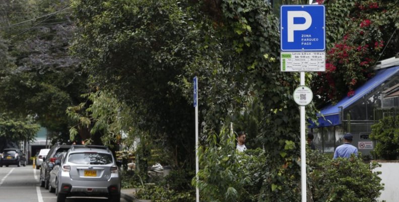 Imagen de una zona de parqueo pago en Bogotá