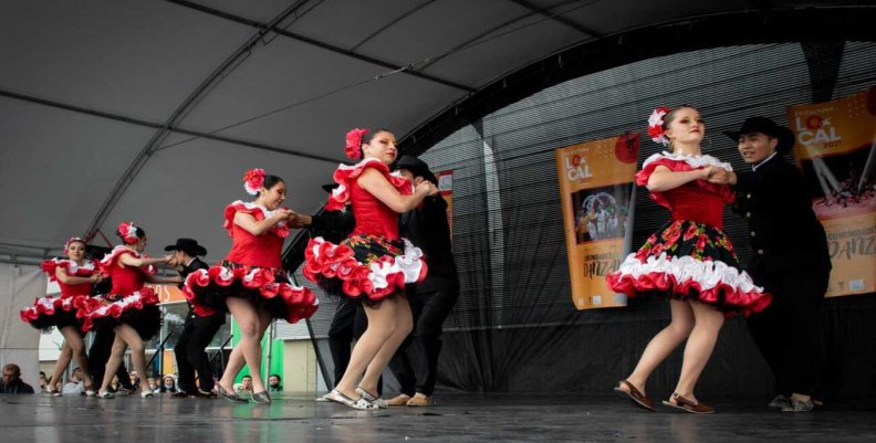 #JoropoAlParquePorCapital Bailarines de joropo sobre un escenario