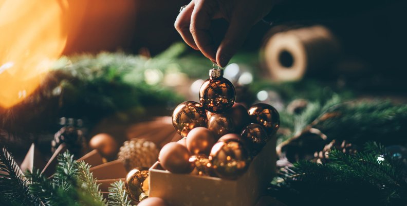 mano de un niño con arreglo navideño navidad sin pólvora