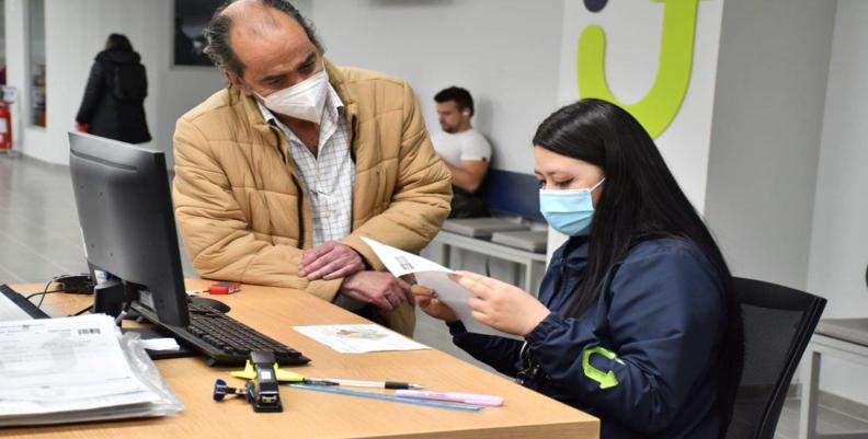Imagen: Ventanilla única de servicios Persona pregunta sobre un trámite en la Ventanilla única de servicios