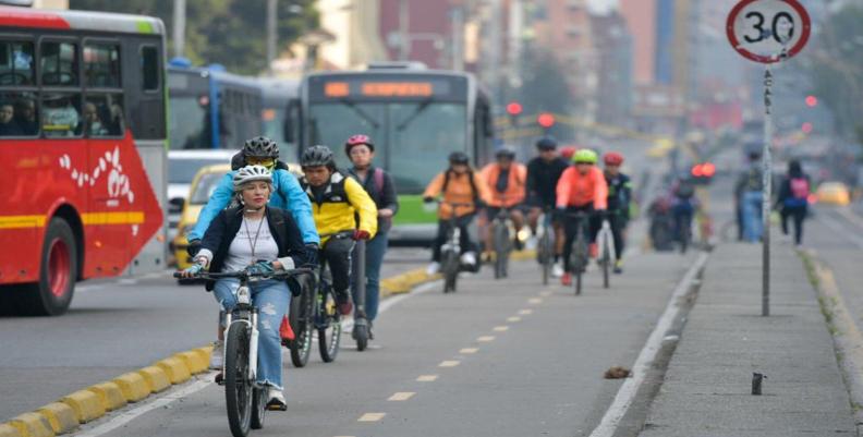 Imagen: Secretaría de Movilidad Vía de Bogotá con presencia de ciclistas y transporte público