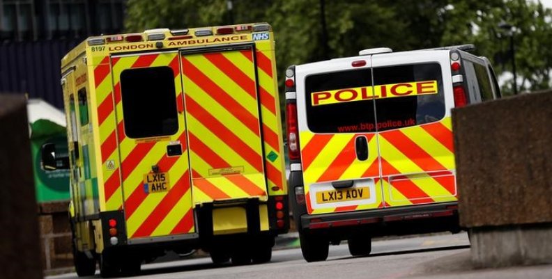 Una ambulancia espera junto a una camioneta policial fuera del departamento de emergencias del Hospital St Thomas, en Londres Una ambulancia espera junto a una camioneta policial fuera del departamento de emergencias del Hospital St Thomas, en Londres