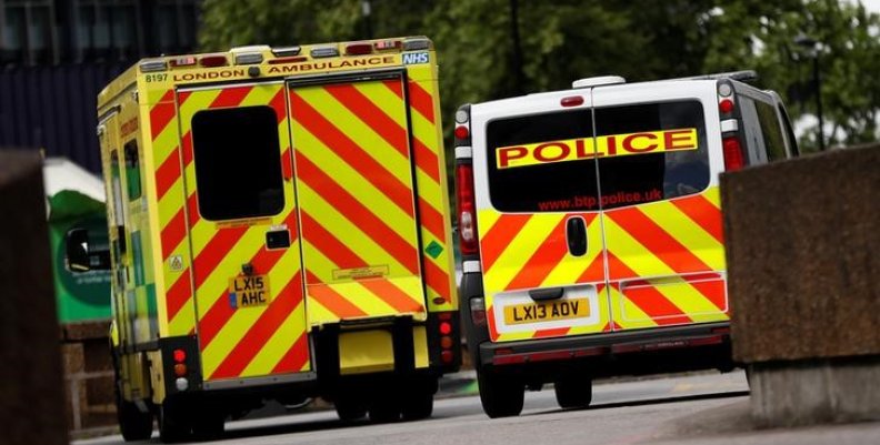 Una ambulancia espera junto a una camioneta policial fuera del departamento de emergencias del Hospital St Thomas, en Londres