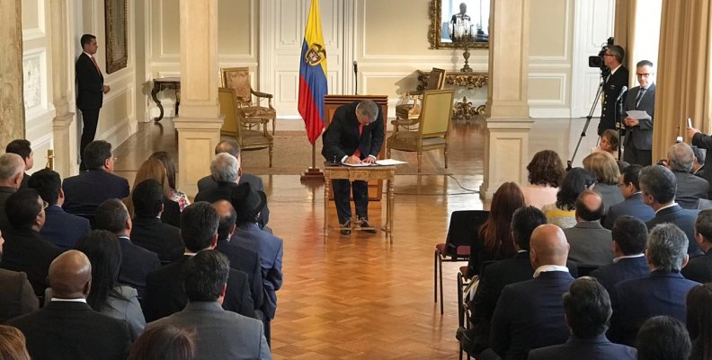 Duque firma decreto que permite a Policía decomisar y destruir dosis mínima Duque firma decreto que permite a Policía decomisar y destruir dosis mínima