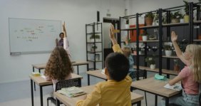 Niños en una salón de clase participando activamente 