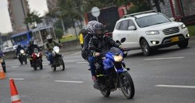 Dos hombres conduciendo una moto azul