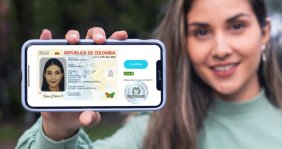 Mujer sosteniendo un celular en su mano con su cédula digital en la pantalla