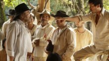 Hombres vestidos con ropas blancas