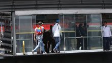 Una estación de bus con personas adentro