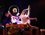 Artistas en tarima con disfraces 