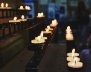 Un altar lleno de velas encendidas