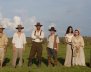 Cuatro hombres y tres mujeres vestidos con ropa antigua del campo