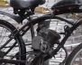 Bicicleta negra con un motor hechizo 