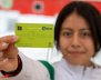 Niña sosteniendo la tarjeta Tu Llave