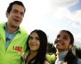 Rodrigo Lara con dos seguidoras sonriendo ante la cámara