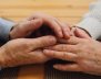 Las manos entrelazadas de dos personas mayores